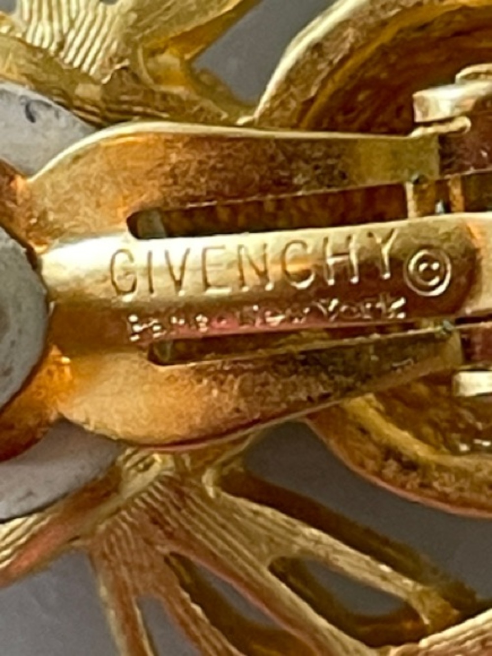 GIVENCHY Vintage 1980's 4G Logo Gold Plated Bee Insect Clip On Earrings - Picture 8 of 17